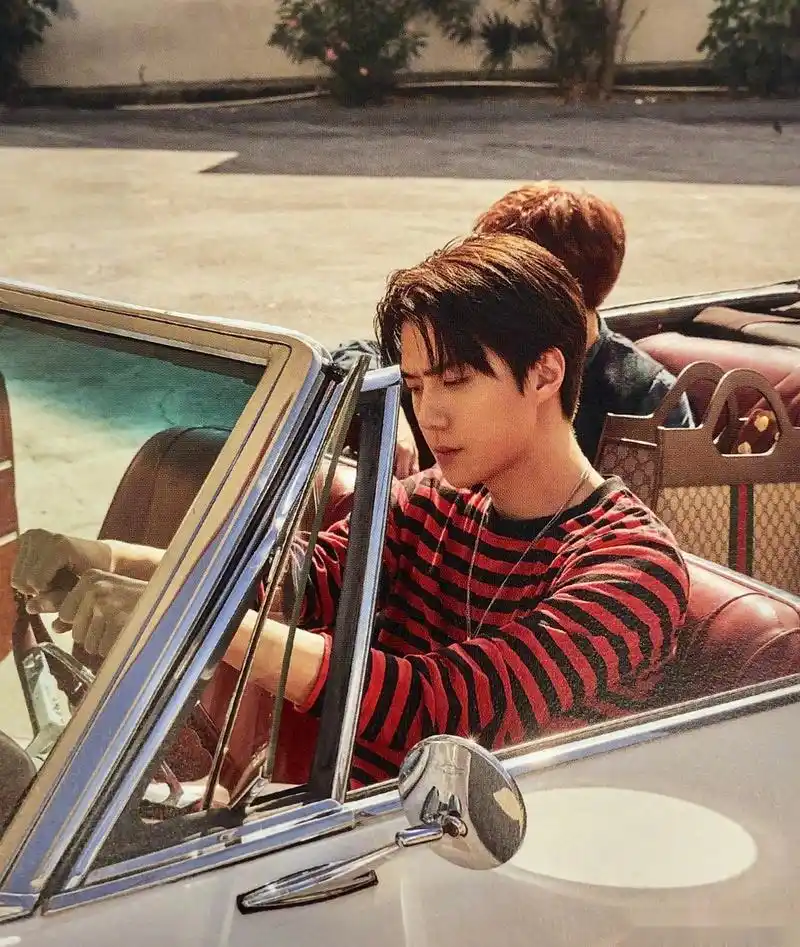 来看吴世勋的夏威夷写真!好清新的夏日少年.