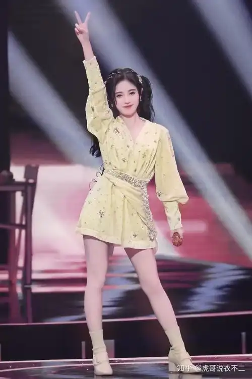 鞠婧祎梳双马尾华丽现身全身亮片点缀这才叫美到发光