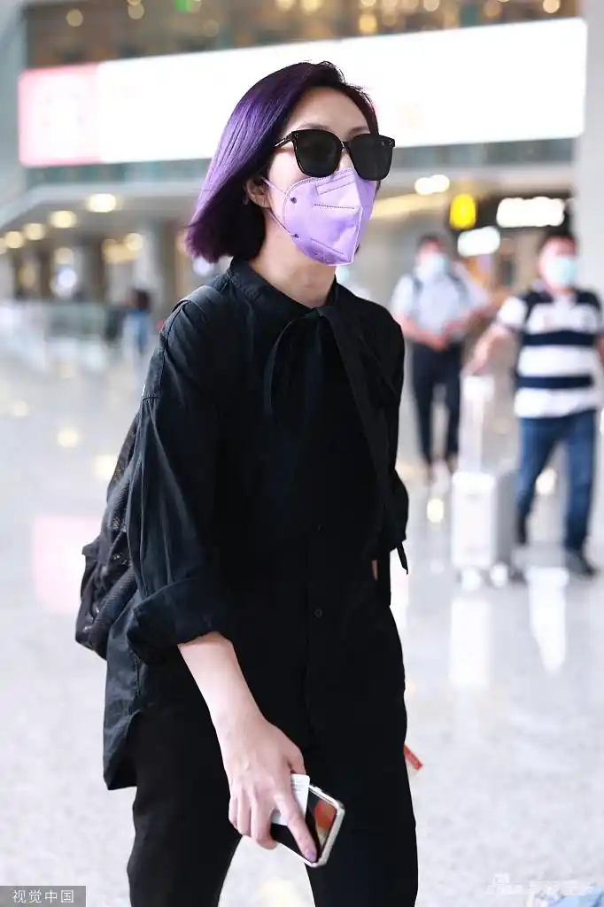 组图:杨千嬅浪漫紫发黑色系穿搭时髦 墨镜遮面走路带风