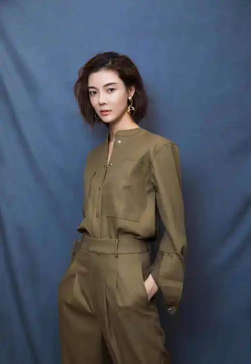 车晓40岁依旧靓丽,这样的身材保持的真好,电眼迷人,惑