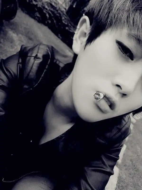 非主流时尚帅气男生个性大图素材