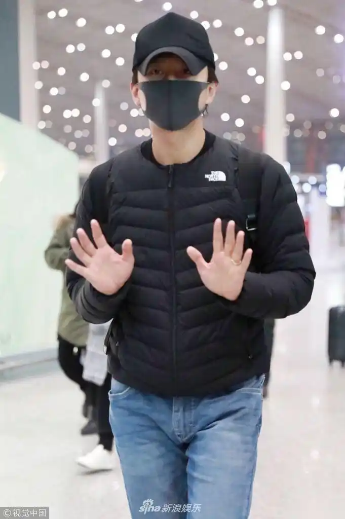 2018年3月4日,北京,邓超现身机场.