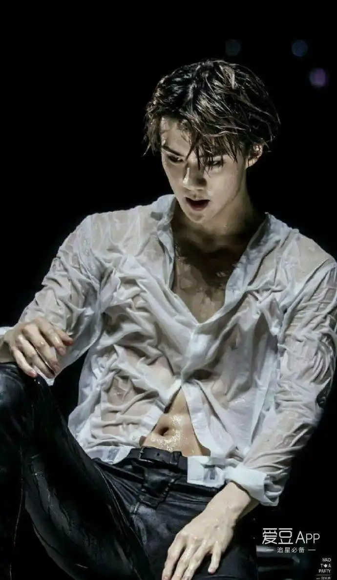 [exo][新闻]190501 名品身材吴世勋,当凭几张画报预览又帅到上热搜了