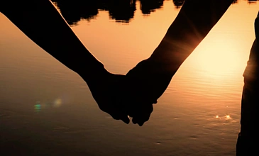 夕阳河边牵手 i>剪 /i> i>影 /i>