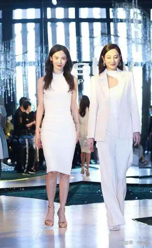 以及与她同框的大表姐刘雯,指出张梓琳以身高和仪态脱颖而出,无论是与
