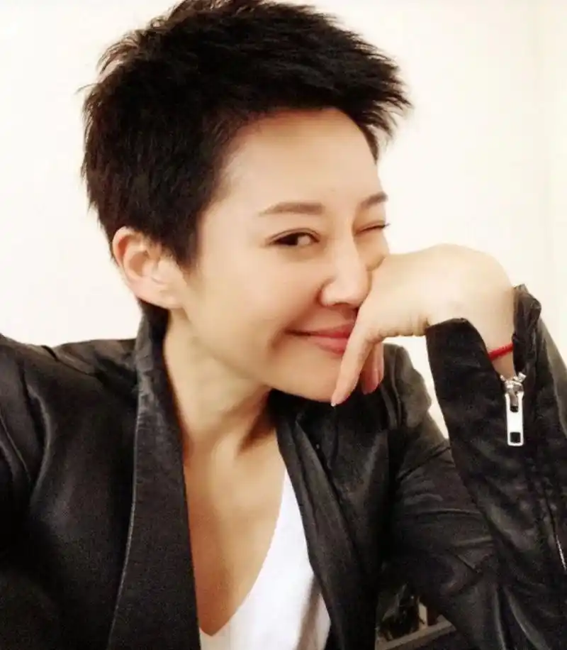 许晴居然敢剪这么短的头发,不过短发的许晴真爷们
