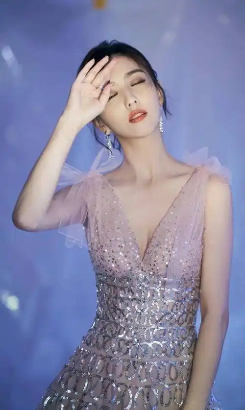 佟丽娅胖了还是好看,皮肤光滑水嫩,新疆绝世美女果然名不虚传!