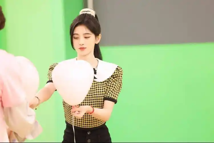 原创鞠婧祎壁纸一身绿色时尚裙仿佛是从丛林中走出来的仙女