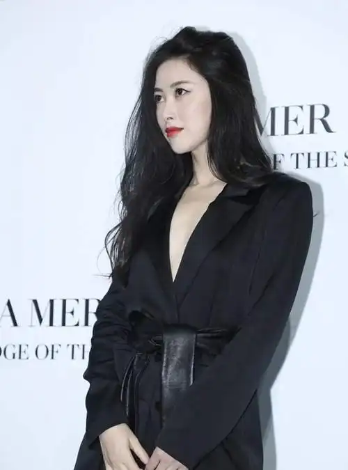 朱珠真是白出了新色号一套高端总裁装更显出女老板的气质