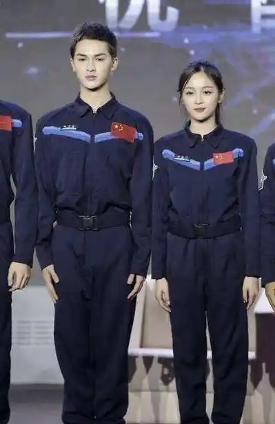 原创朱正廷帮吴宣仪整理衣服太亲昵谁注意到朱正廷怎么称呼吴宣仪一秒