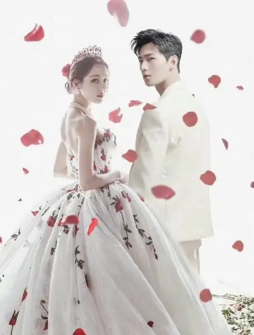 荣耀夫妇成今年最热cp迪丽热巴杨洋颜值太高两人简直太配了