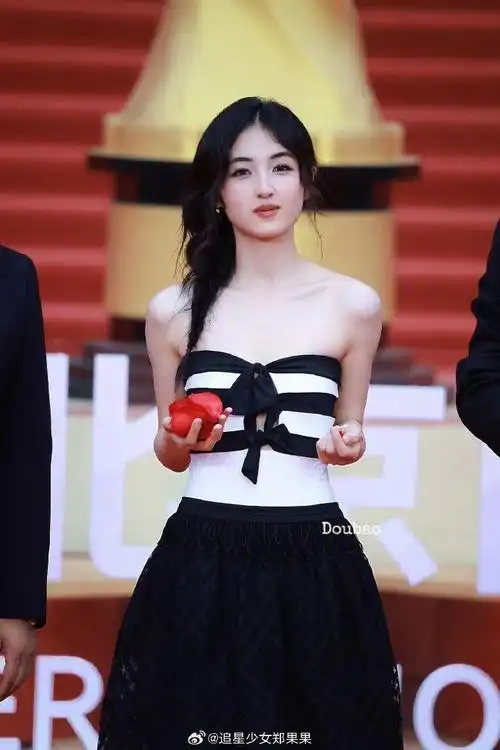 胡先煦张子枫红毯上撒玫瑰##张子枫侧边麻花造型