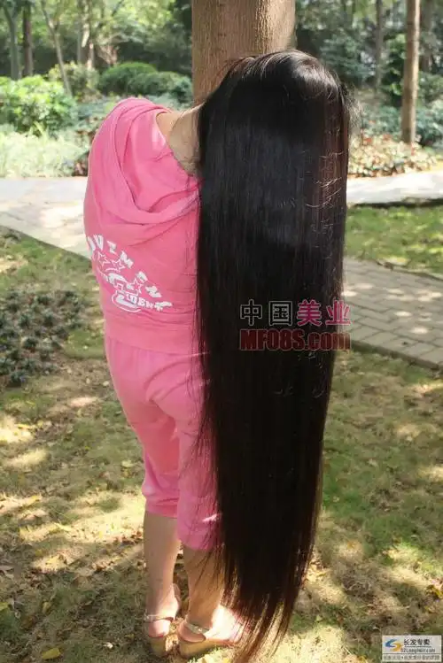 图文长发妹公园展示美丽长发来来往往20946