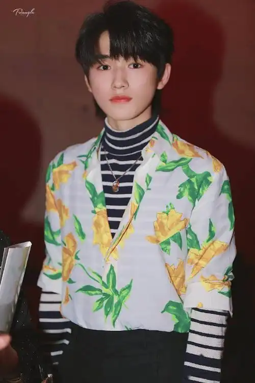 宋亚轩出席dior2021成衣大秀矜贵小少爷穿上花衬衫初入名利场