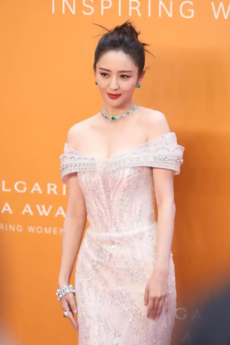 佟丽娅,丫丫低胸长裙生图