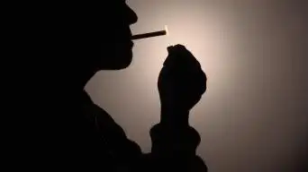 局部特写忧虑嘴里吐出的烟雾失落0下载抽烟 戒烟 吸烟危害健康 孤独