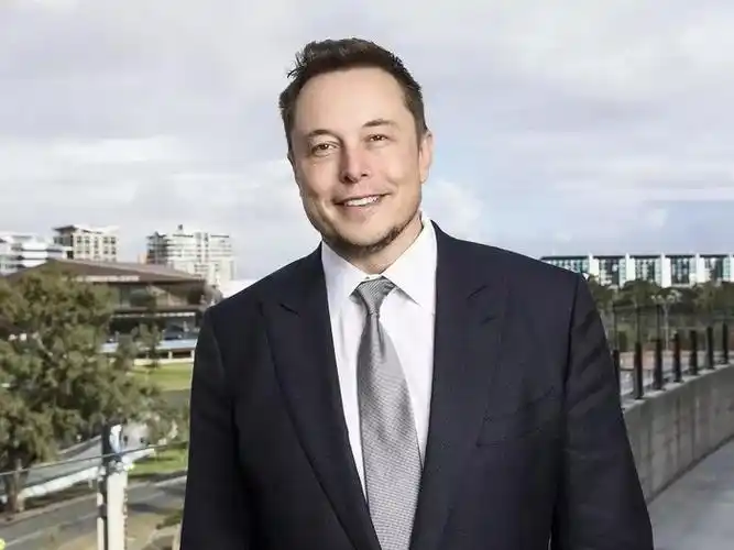 埃隆·马斯克是特斯拉公司的联合创始人和ceo,领导公司电动车,电池