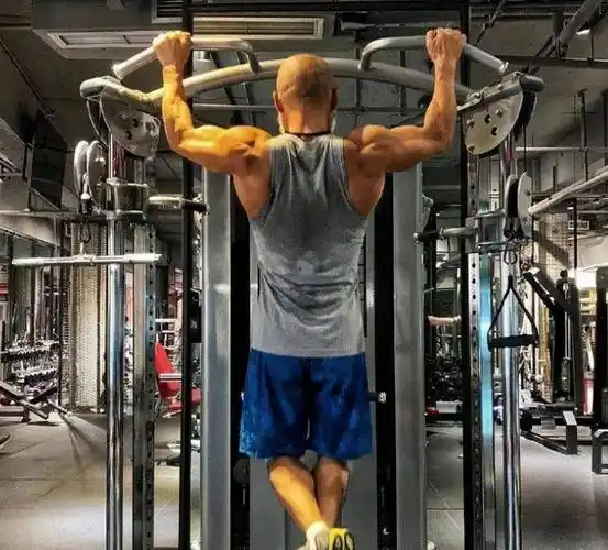 "老年彭于晏"健身19年,容光焕发重获"新生",娶小13岁娇妻