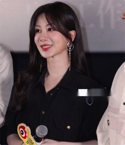 扫楼活动:杨紫的"发际线粉",松垮裤,也遮挡不住她的绝美颜值_腾讯新闻