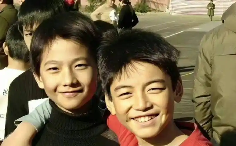 长相这个问题真的是个盲盒,很多童星长到吴尊女儿_neinei_小时候_网友