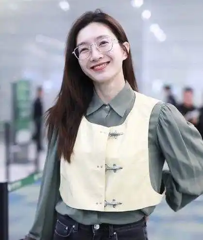 原创33岁江疏影气场太强,绿色衬衫搭黑色牛仔裤和短靴,彰显总裁范儿