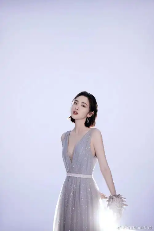 唐艺昕超话唐艺昕最新一组穿搭造型大片一袭星河闪钻曳尾裙,璨若星河