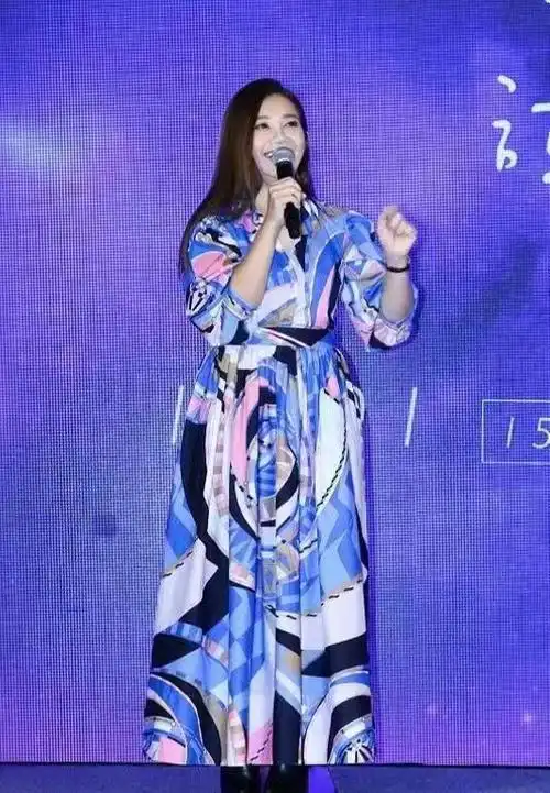 出镜造型:色彩显老气,造型压身高纵观梁静茹的这套造型没有将她二分之