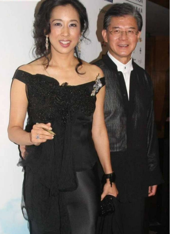 朱玲玲与老公手挽手逛街尽显甜蜜过日子果然还是温柔男二好