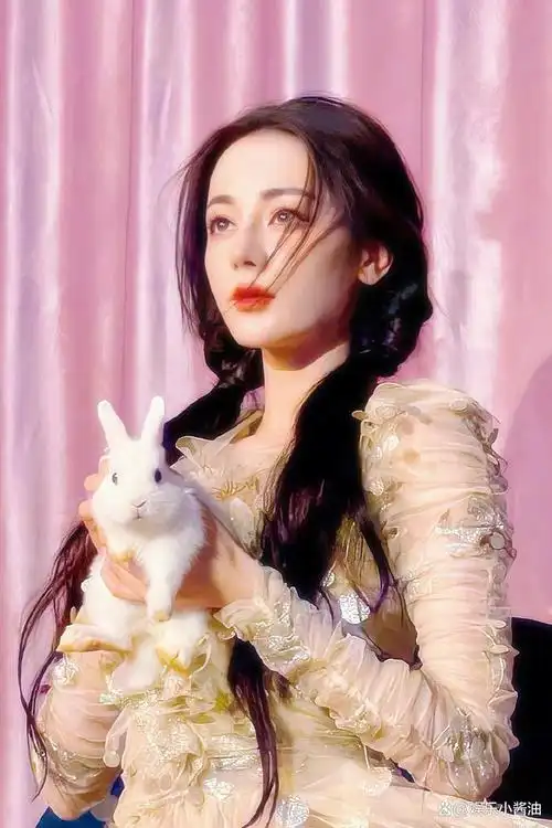 女星与兔子同框,赵丽颖的好肥,迪丽热巴的兔子只有巴掌大!