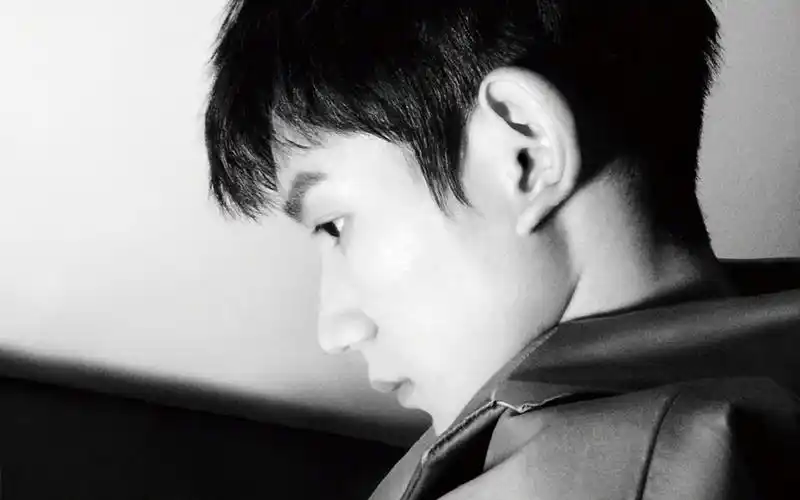 王源冷酷帅气写真图片桌面壁纸