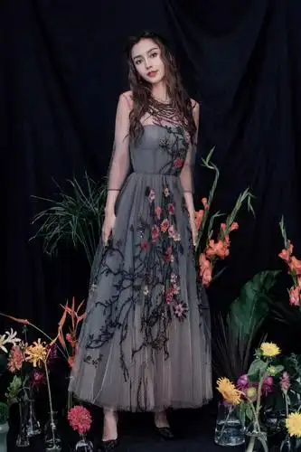 angelababy身着柔美薄纱刺绣花朵裙 搭配精致珠宝
