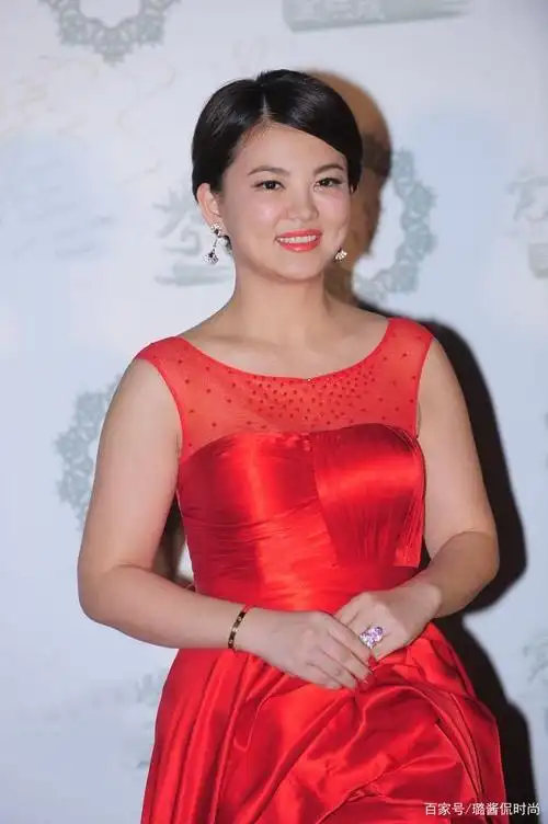 像大家熟知的李湘,在身材发福的道路上越走越远,现在体重已经飙升到了