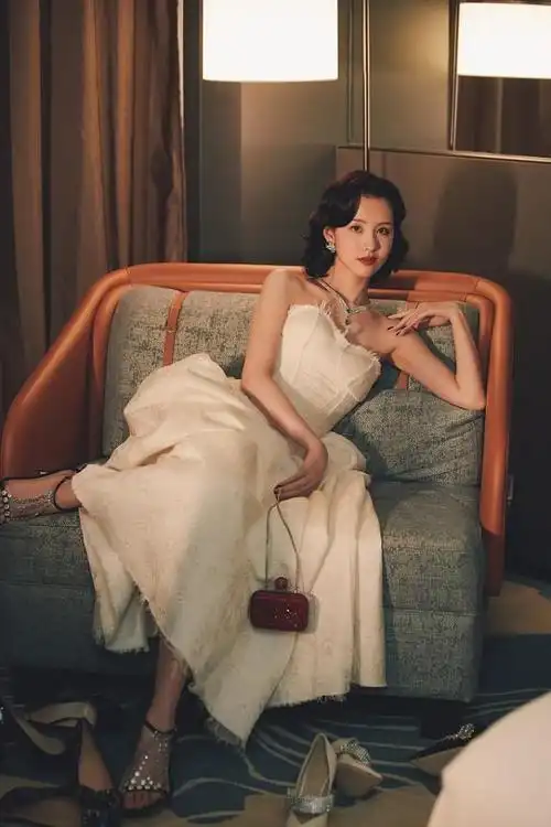 陈都灵好适合复古名媛风压花抹胸裙配钻石手包优雅复古挺高级