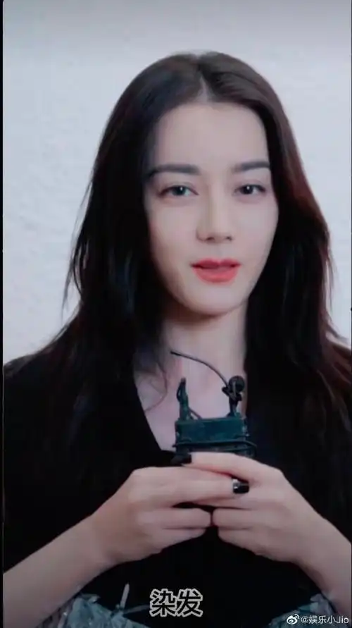 迪丽热巴说特别想尝试染发##迪丽热巴想尝试的挑战是滑雪和冲浪