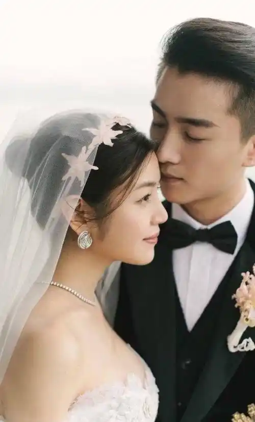 38岁陈妍希近况曝光,白皙长腿细得像竹竿,脸上婴儿肥略显青涩_陈晓