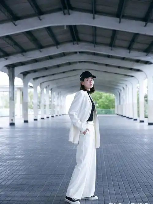 乔欣也太放得开了吧,穿吊带装用拉链固定,真怕拉链撑不住_造型_时尚