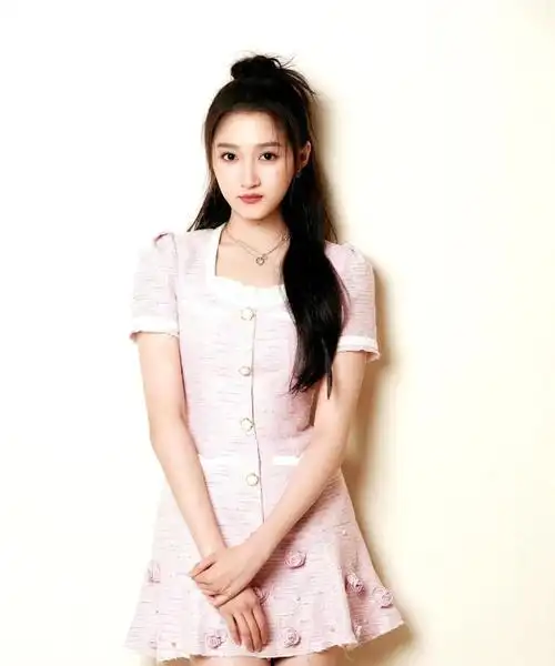 符合她的年龄段和气质,现在的她也越来越会穿了,那么,关晓彤这次的