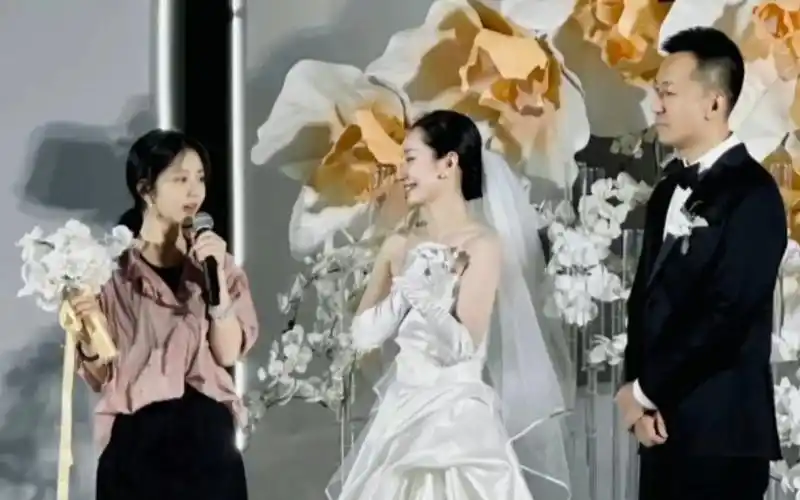 谭松韵参加董晴婚礼,打扮低调不抢新娘风头,黄晓明身高遭调侃