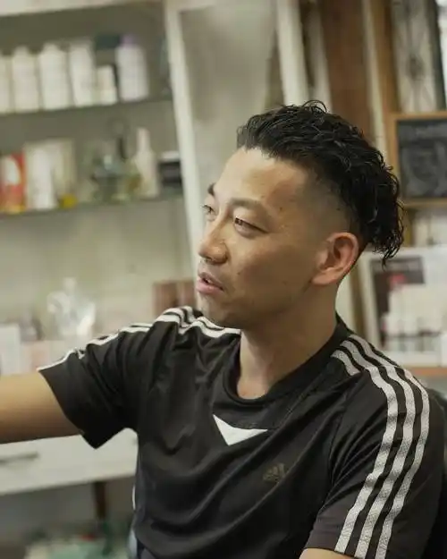 圆脸的男士选择这种发型,可以通过露出两侧的脸颊,拉长脸部线条,从而