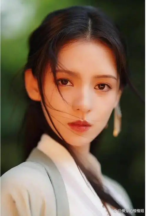 张予曦作为一位新生代的演员,不仅凭借出色的演技成为了娱乐圈的宠儿