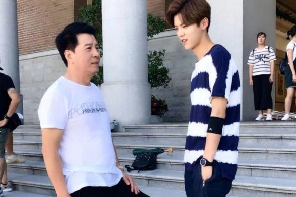 鹿晗和关爸爸合影照曝光,鹿晗一脸害羞,众多网友被打脸!