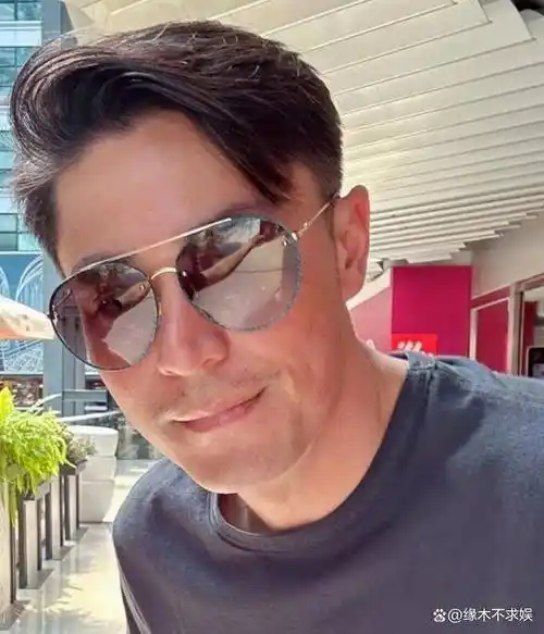 43岁霍建华内地再被偶遇,一人上厕所获好评,偶遇者曝其近况!