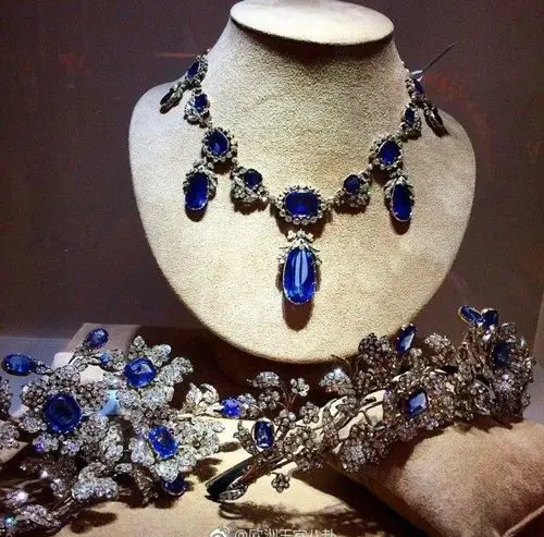 属于意大利贵族barberini家族的蓝宝石套装,约在19世纪中制作,这家子