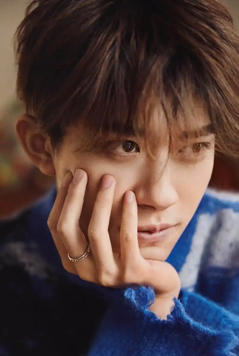 背景音乐易烊千玺唱的挤也得挤出照片来 - 抖音