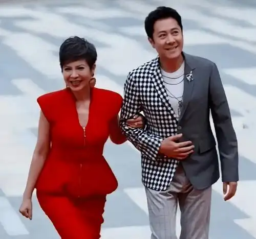 秦娟追了蔡国庆8年,终因真心打动了他,婚后又为他生了两个儿子