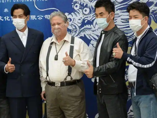 69岁洪金宝近况背带裤复古造型精气神十足暴瘦后身材再发福