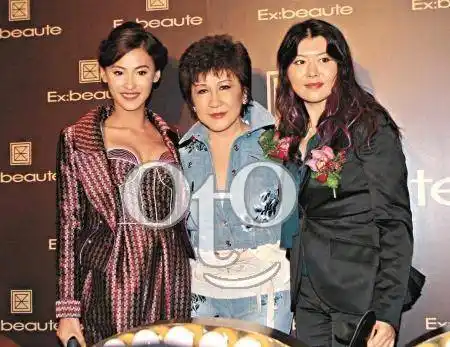 67岁向华强与前妻丁佩所生大女儿向咏恒正面照曝光,美得不行!