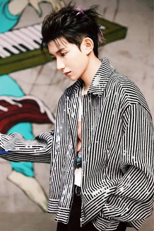 王源明日创作计划造型图条纹亮片外套小啾啾造型帅气满分99眼神好a