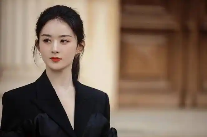 赵丽颖新造型曝光黑长直又美又飒脸也变小了身材也变苗条了