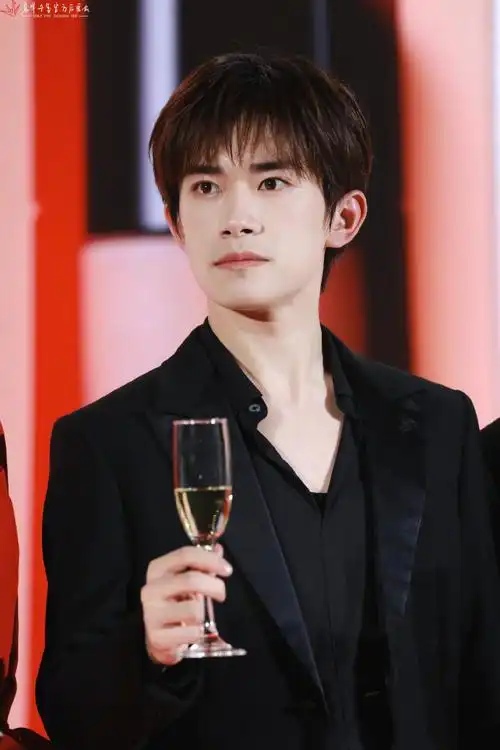 易烊千玺黑西装花絮